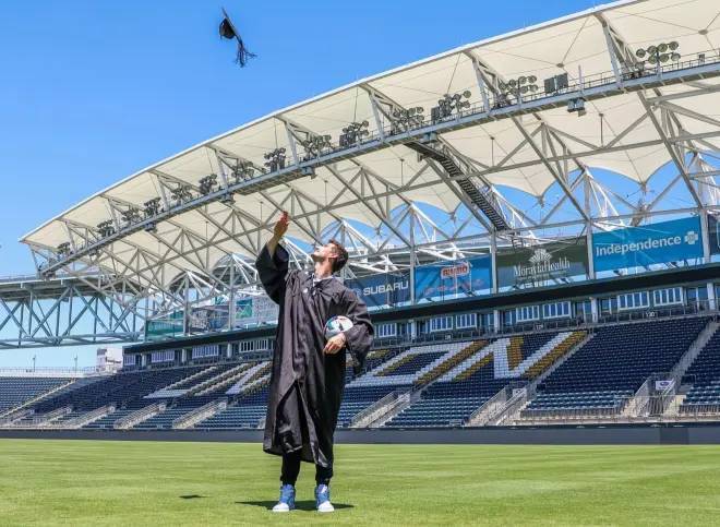 Matt Freese lanza hacia arriba el birrete tras graduarse en Harvard.