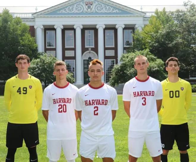 Matt Freese, a la izquierda, posa junto a sus compañeros de equipo en la Universidad de Harvard