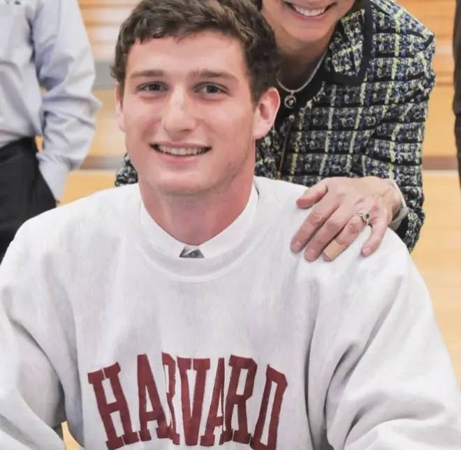 Matt Freese, con una sudadera en la que se lee Harvard