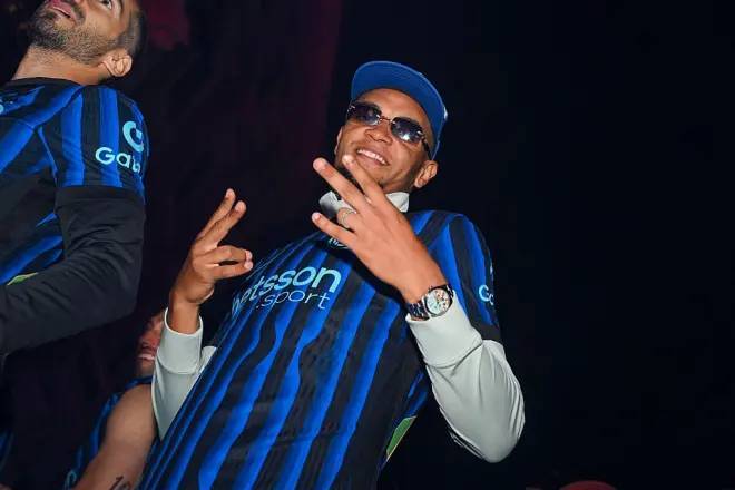 Akanji celebra uno de los títulos que ha conseguido esta temporada con el Inter de Milán.