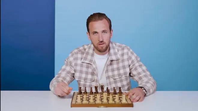 Harry Kane posa con un tablero de ajedrez