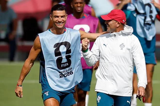 Cristiano Ronaldo y Roberto Martínez, en un entrenamiento