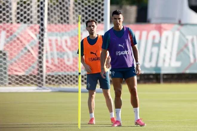 Cristiano Ronaldo y Bernardo Silva, en un entrenamiento.