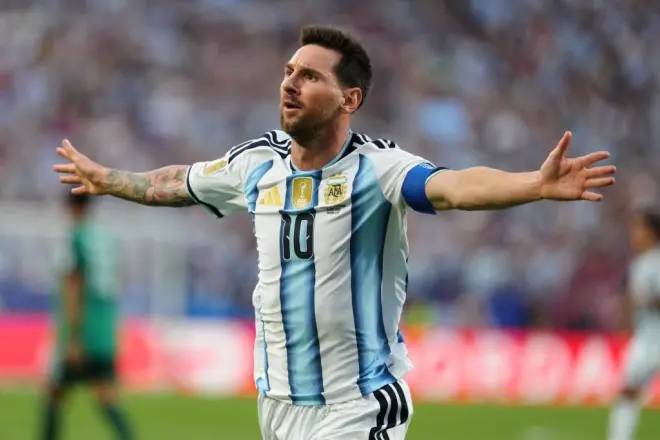 Lionel Messi festeja tras conseguir el primer tanto del partido ante Argelia en el Mundial.