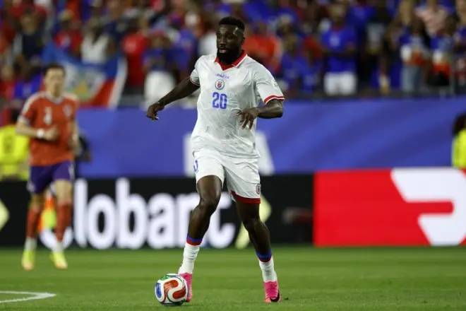 Frantzdy Pierrot durante el partido ante Escocia en el Mundial.