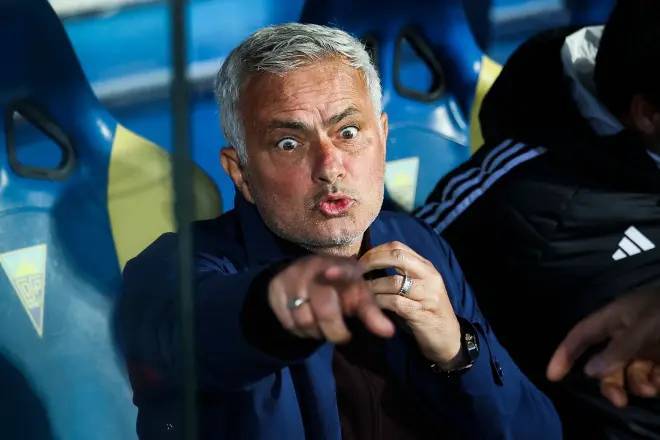 Mourinho, durante un partido con el Benfica