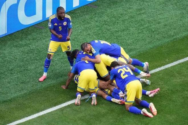 Los futbolistas de Curazao se abrazan tras el gol de Comenencia