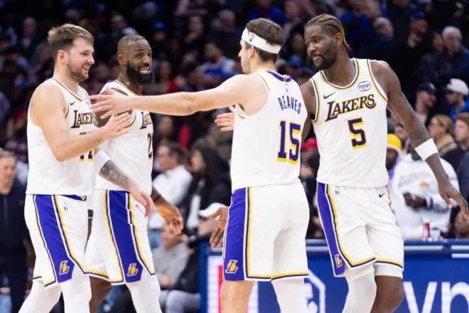 Luka Doncic, LeBron James, Austin Reaves y Deandre Ayton celebrando una jugada ante los Sixers