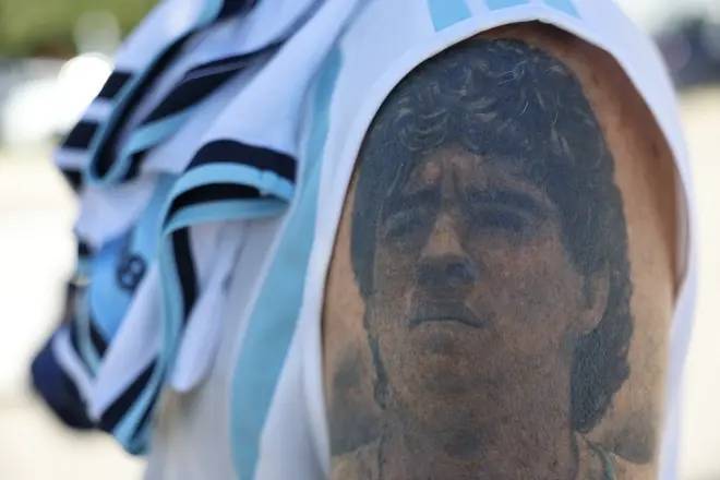 Un hincha de Argentina en el Mundial 2026 posa con un tatuaje de Diego Armando Maradona en su brazo