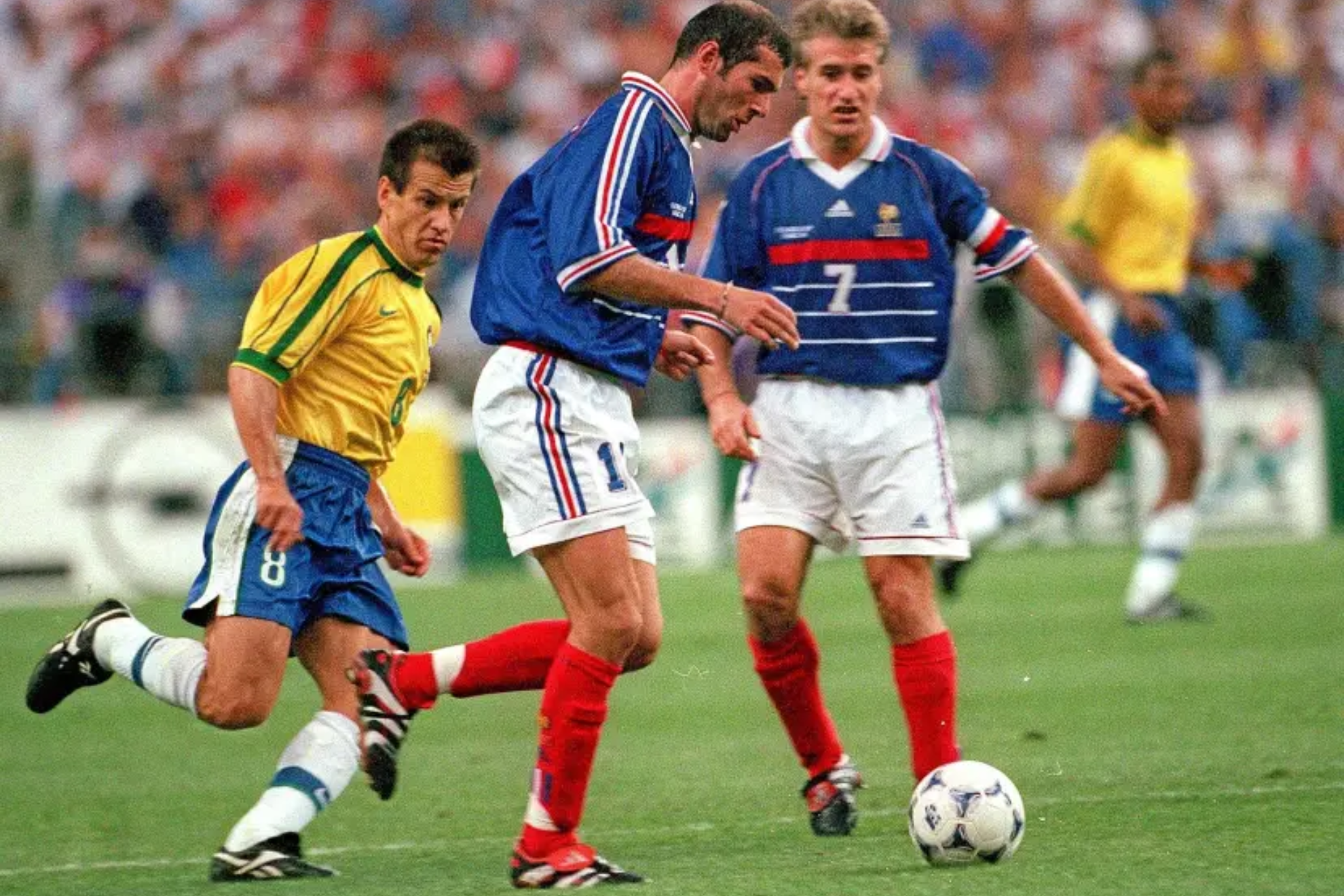 1998 World Cup Final, St, Denis, France, Zinedine Zidane y Didier Deschamps (Photo by Popperfoto/Getty Images)