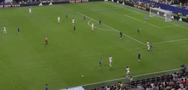 El balón que impide el saque de banda de Reece James.