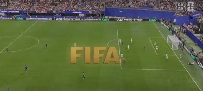 Messi sujeta a Bellingham hasta derribarle