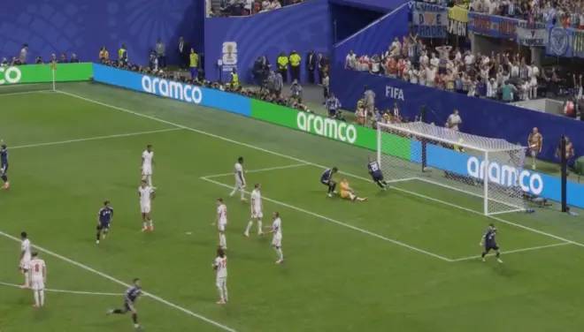 El Cuti Romero corre a cantarle el gol a Pickford.